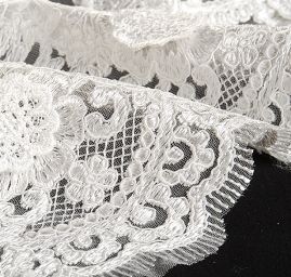 Krajka na tylu výšivka vzor květin slonová kost