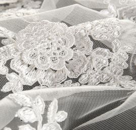 Krajka na tylu výšivka vzor květin slonová kost