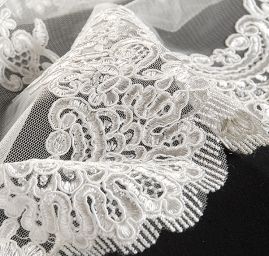 Krajka na tylu výšivka květiny slonová kost