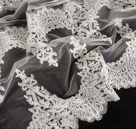 Krajka na tylu výšivka květiny slonová kost