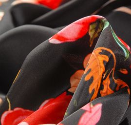 Krepsatén látka tisk květin černá