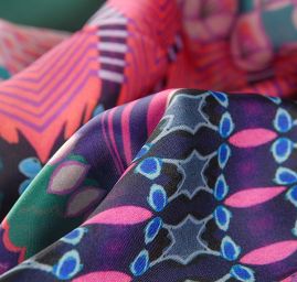 Saténová látka tisk imitace hedvábí geometrický vzor