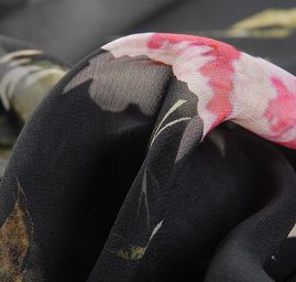 Hedvábný šifon motiv květin černý