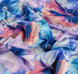 Saténová látka tisk velké květy macešky modré