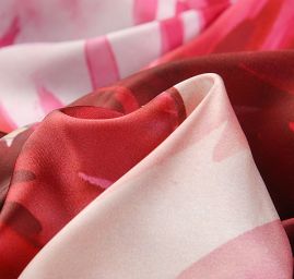 Saténová látka tisk velké květy macešky růžové