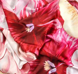 Saténová látka tisk velké květy macešky růžové