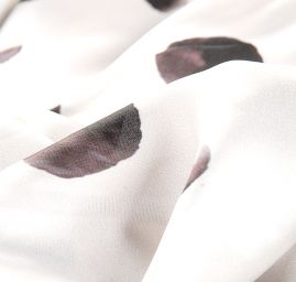 Saténová látka tisk puntíky slonová kost