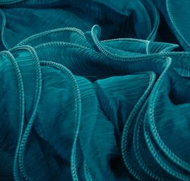 Efektní tyl s volány tyrkysové barvy