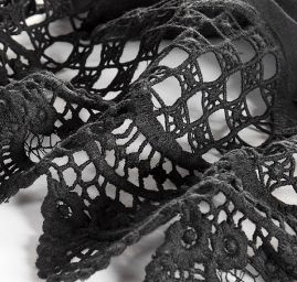 Bavlněná látka doplněna hrubou krajkou černá