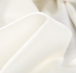 Jemný viskozový úplet smetanové barvy