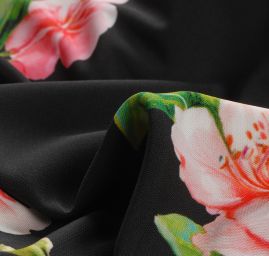 Letní viskozový úplet květy na černém