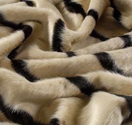 Imitace kožešiny proužky lomená bílá/černá