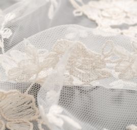 Krajka romantická květinová výšivka smetanové barvy