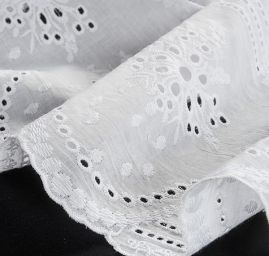 Krajka madeira vzor květy a vlnky bílá
