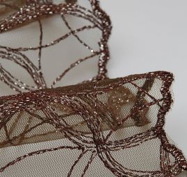 Krajka geometrický vzor vlnek tmavě hnědá