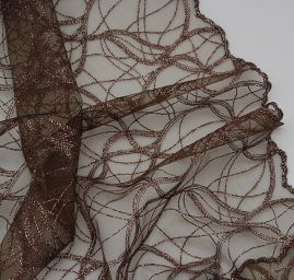 Krajka geometrický vzor vlnek tmavě hnědá