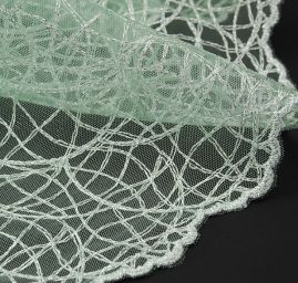 Krajka geometrický vzor vlnek pistáciová