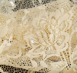 Krajka korálky, rokajl a flitry béžové barvy