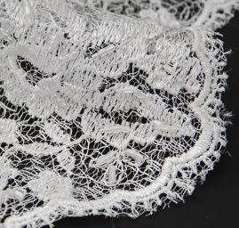 Efektní krajka pošitá korálky sněhově bílá