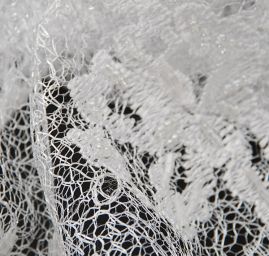 Efektní krajka pošitá korálky sněhově bílá