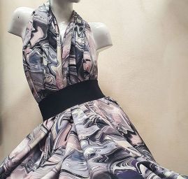 Viskozová šatová látka tisk abstrakt zelenorůžová
