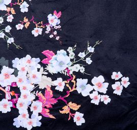 Atlas kimono variace pnoucích květů černý