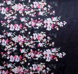 Atlas kimono variace pnoucích květů černý