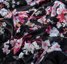 Atlas kimono variace pnoucích květů černý