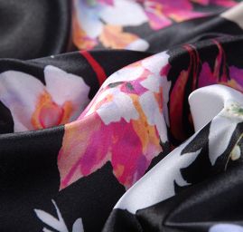 Atlas kimono variace pnoucích květů černý