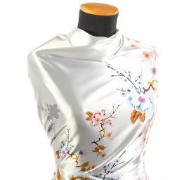 Atlas kimono variace pnoucích květů slonová kost