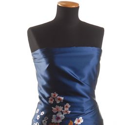 Atlas kimono variace pnoucích květů tm. modrá