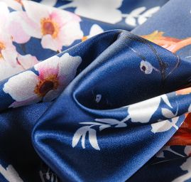 Atlas kimono variace pnoucích květů tm. modrá