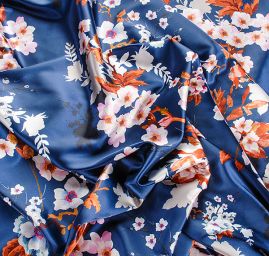 Atlas kimono variace pnoucích květů tm. modrá