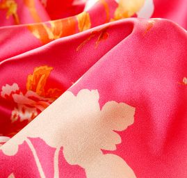 Atlas kimono variace pnoucích květů růžová