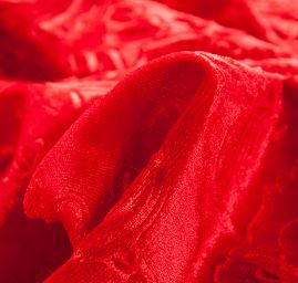 Zamat plastický vzor kvetinového ornamentu červený