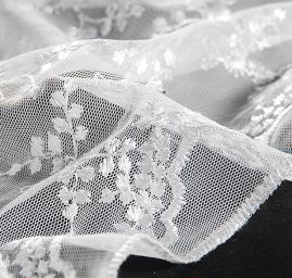 Krajka na tylu výšivka květinová bílá