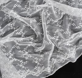 Krajka na tylu výšivka květinová bílá