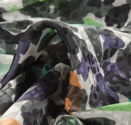 Hedvábný atlas abstraktní zvířecí vzor