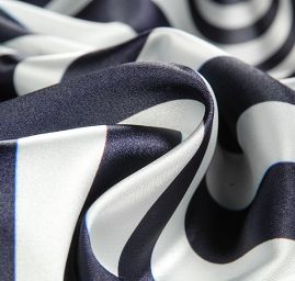 Atlas proužky fialová/bílá