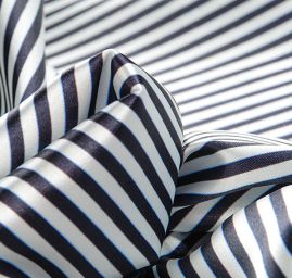 Atlas vzor proužek fialová/bílá