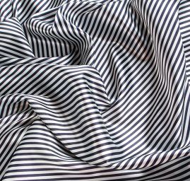 Atlas vzor proužek fialová/bílá