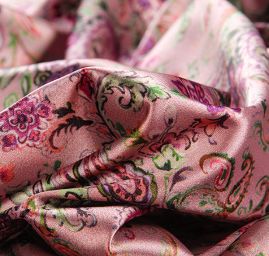 Atlas paisley motiv starorůžová