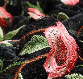 Krajka výšivka na vzorovém tylu barevné květy růže