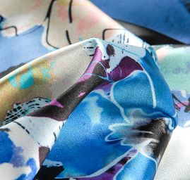 Atlas vzor květy/fantazie modrá