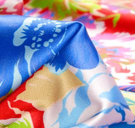 Atlas romantický vzor květin velký červený