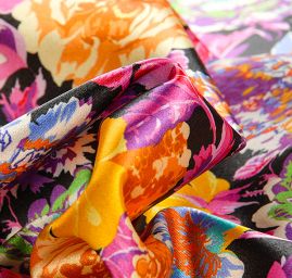 Atlas romantický vzor květů černý