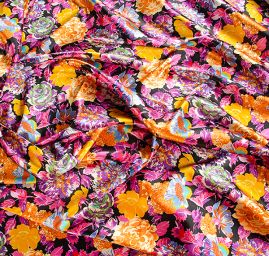 Atlas romantický vzor květů černý