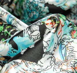 Atlas romantický květinový motiv zelený