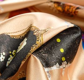 Atlas motiv společenské večerní kabelky pastel zlatá