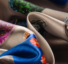 Atlas motiv splečenské večerní kabelky pastel stříbrná